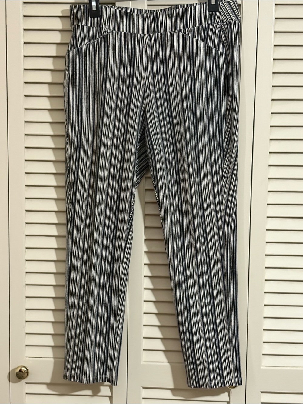Chico's Travelers Black & White Pinstripe Straight Leg Pants, size 0.5 (S/6)